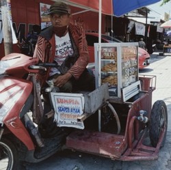 Peri, Pedagang Lumpia Difabel Tak Patah Arang Jalani Hidup