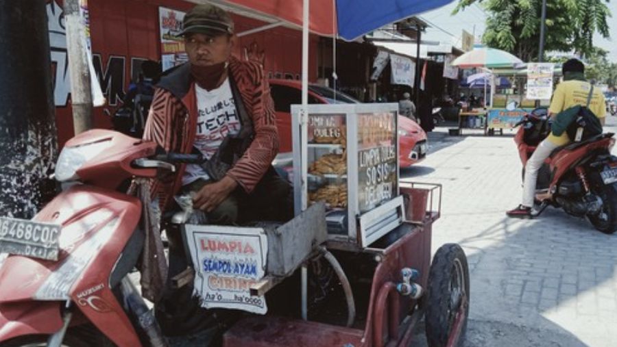 Peri Santoso (40), penjual makanan kecil lumpia duleg (sosis kecil) asal Klaten. (Ist Detik)