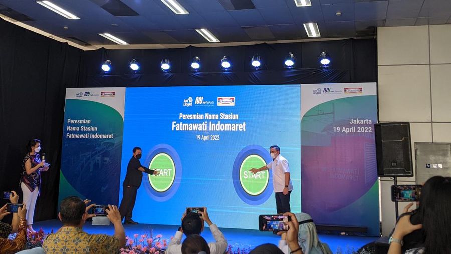 PT Indomarco Prismatama atau perusahaan yang memiliki jaringan mini market Indomaret resmi membeli naming rights salah stasiun MRT di bilangan Fatmawati. Kini stasiun itu Fatmawati Indomaret. (Cnbc Indonesia/Emir)