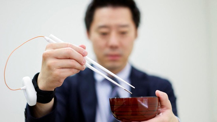 Sumpit Listrik Peneliti Jepang baru-baru ini telah mengembangkan sumpit komputerisasi yang yang mampu meningkatkan rasa asin, sehingga berpotensi membantu mereka yang perlu mengurangi natrium dalam asupan makanan. REUTERS/Issei Kato