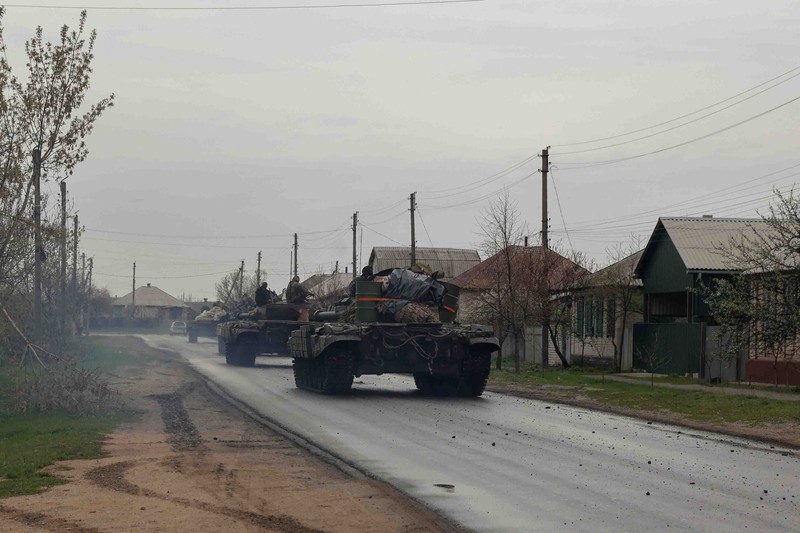 UKRAINE-CRISIS/EAST Tanks of Ukrainian Armed Forces ride along a street in a village, as Russia's attack on Ukraine continues, in Donetsk Region, Ukraine April 18, 2022. REUTERS/Serhii Nuzhnenko