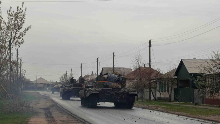 Tanks of Ukrainian Armed Forces ride along a street in a village, as Russia's attack on Ukraine continues, in Donetsk Region, Ukraine April 18, 2022.  REUTERS/Serhii Nuzhnenko