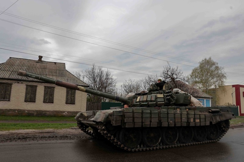 UKRAINE-CRISIS/EAST Tanks of Ukrainian Armed Forces ride along a street in a village, as Russia's attack on Ukraine continues, in Donetsk Region, Ukraine April 18, 2022. REUTERS/Serhii Nuzhnenko