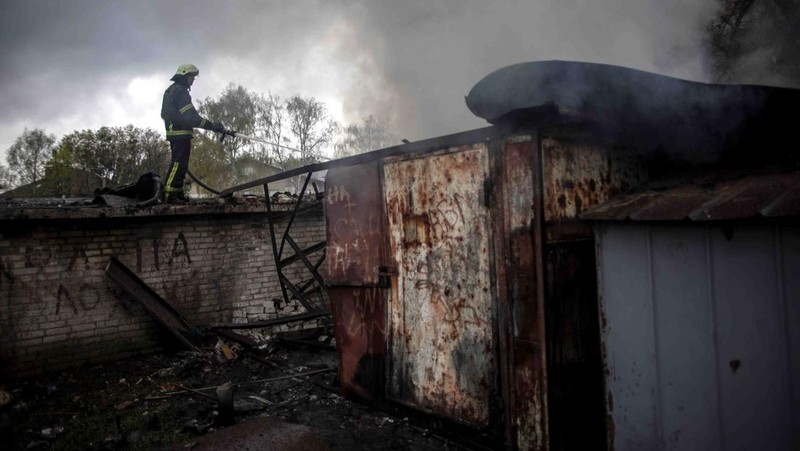 Tanks of Ukrainian Armed Forces ride along a street in a village, as Russia's attack on Ukraine continues, in Donetsk Region, Ukraine April 18, 2022.  REUTERS/Serhii Nuzhnenko