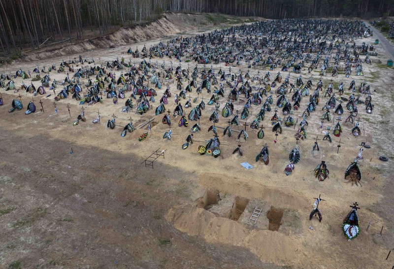 Petugas medis militer Ukraina memindahkan seorang prajurit Ukraina yang terluka ke sebuah rumah sakit di wilayah Donetsk, Ukraina timur, Sabtu (23/4/2022). (AP Photo/Evgeniy Maloletka)