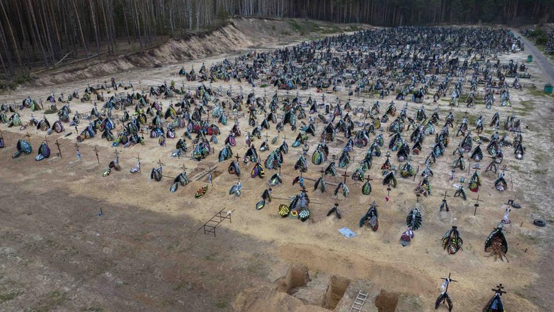 Petugas medis militer Ukraina memindahkan seorang prajurit Ukraina yang terluka ke sebuah rumah sakit di wilayah Donetsk, Ukraina timur, Sabtu (23/4/2022). (AP Photo/Evgeniy Maloletka)