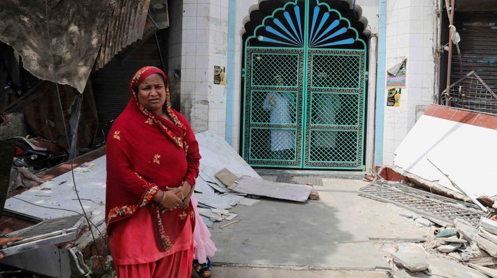 INDIA-POLITICS/UNREST People from inside the mosque watch the demolition of small illegal retail shops in a communally sensitive area in Jahangirpuri, in New Delhi, India, April 20, 2022. REUTERS/ Anushree Fadnavis
