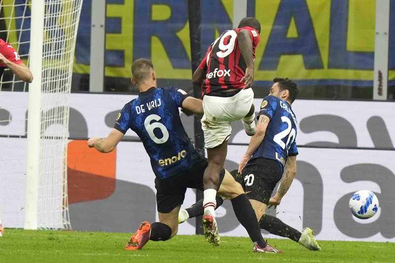 Italy Soccer Italian Cup Inter Milan's players celebrate at the end of an Italian Cup semifinal, second leg, soccer match between Inter Milan and AC Milan, at the San Siro stadium, in Milan, Italy, Tuesday, April 19, 2022. (AP Photo/Luca Bruno)