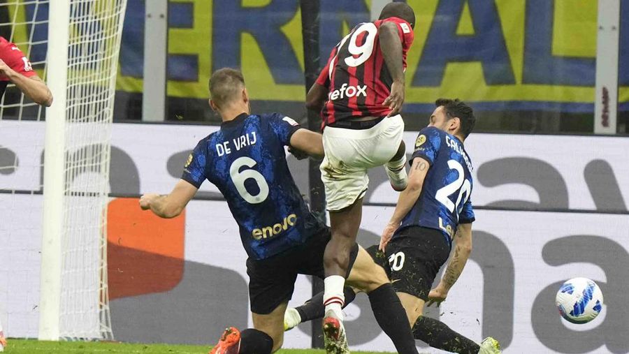 Inter Milan's players celebrate at the end of an Italian Cup semifinal, second leg, soccer match between Inter Milan and AC Milan, at the San Siro stadium, in Milan, Italy, Tuesday, April 19, 2022. (AP Photo/Luca Bruno)