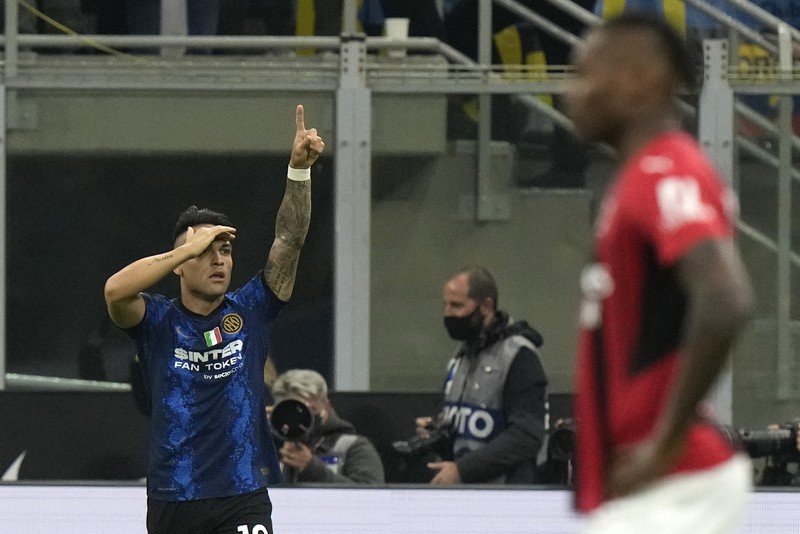 Italy Soccer Italian Cup Inter Milan's players celebrate at the end of an Italian Cup semifinal, second leg, soccer match between Inter Milan and AC Milan, at the San Siro stadium, in Milan, Italy, Tuesday, April 19, 2022. (AP Photo/Luca Bruno)