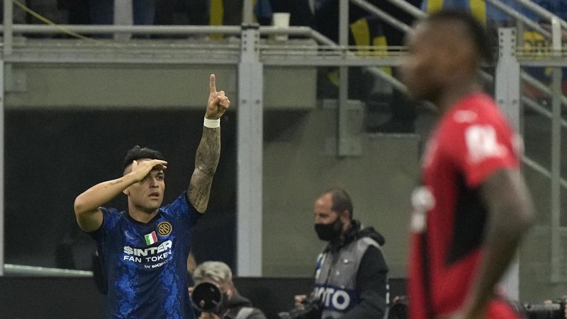 Inter Milan's players celebrate at the end of an Italian Cup semifinal, second leg, soccer match between Inter Milan and AC Milan, at the San Siro stadium, in Milan, Italy, Tuesday, April 19, 2022. (AP Photo/Luca Bruno)