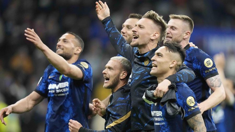 Inter Milan's players celebrate at the end of an Italian Cup semifinal, second leg, soccer match between Inter Milan and AC Milan, at the San Siro stadium, in Milan, Italy, Tuesday, April 19, 2022. (AP Photo/Luca Bruno)