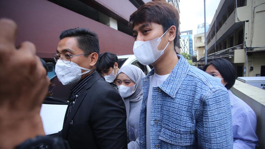 Pasangan selebriti Rizky Billar dan Lesti Kejora tiba di Bareskrim Mabes Polri, Jakarta, Rabu (20/4/2022). Pasangan suami istri yang datang bersama kuasa hukumnya Sandi Arifin itu akan diperiksa perihal robot trading DNA Pro. (Dok Ist)