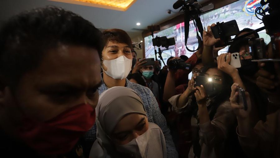 Pasangan selebriti Rizky Billar dan Lesti Kejora tiba di Bareskrim Mabes Polri, Jakarta, Rabu (20/4/2022). Pasangan suami istri yang datang bersama kuasa hukumnya Sandi Arifin itu akan diperiksa perihal robot trading DNA Pro.  (Dok Ist)