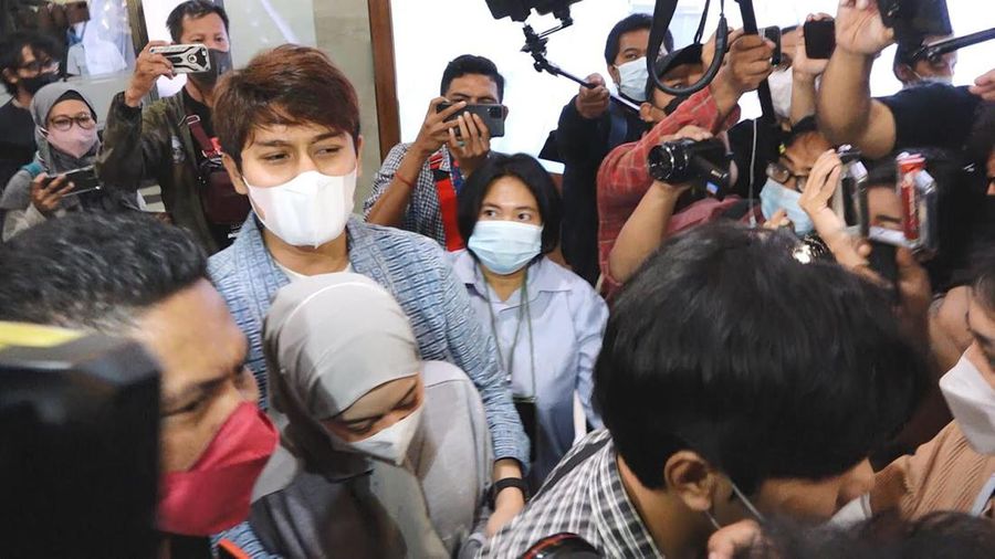 Pasangan selebriti Rizky Billar dan Lesti Kejora tiba di Bareskrim Mabes Polri, Jakarta, Rabu (20/4/2022). Pasangan suami istri yang datang bersama kuasa hukumnya Sandi Arifin itu akan diperiksa perihal robot trading DNA Pro.  (Dok Ist)