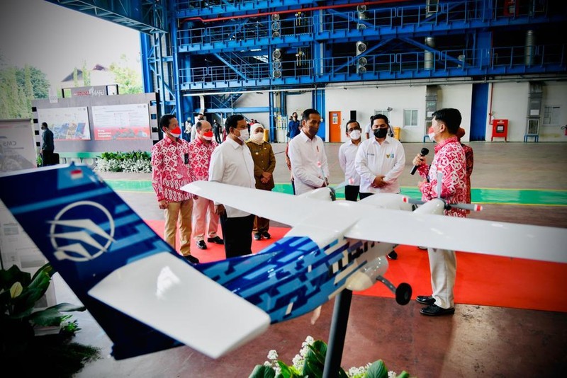 Presiden Jokowi melakukan peninjauan pameran produk Defend ID sebelum meluncurkan Holding dan Program Strategis Badan Usaha Milik Negara Industri Pertahanan (Defend ID), di Hanggar Fasilitas Kapal Selam PT PAL, Surabaya, 20 April 2022. ( Laily Rachev - Biro Pers Sekretariat Presiden)