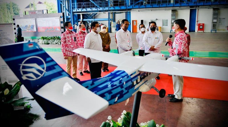 Presiden Jokowi melakukan peninjauan pameran produk Defend ID sebelum meluncurkan Holding dan Program Strategis Badan Usaha Milik Negara Industri Pertahanan (Defend ID), di Hanggar Fasilitas Kapal Selam PT PAL, Surabaya, 20 April 2022. ( Laily Rachev - Biro Pers Sekretariat Presiden)