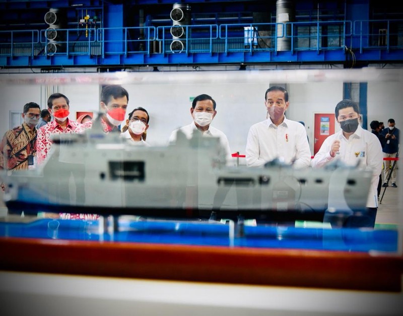 Presiden Jokowi melakukan peninjauan pameran produk Defend ID sebelum meluncurkan Holding dan Program Strategis Badan Usaha Milik Negara Industri Pertahanan (Defend ID), di Hanggar Fasilitas Kapal Selam PT PAL, Surabaya, 20 April 2022. ( Laily Rachev - Biro Pers Sekretariat Presiden)