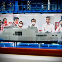Gaya Jokowi Cek Produk-produk Senjata Hingga Bom Defend ID