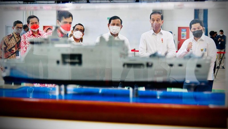 Presiden Jokowi melakukan peninjauan pameran produk Defend ID sebelum meluncurkan Holding dan Program Strategis Badan Usaha Milik Negara Industri Pertahanan (Defend ID), di Hanggar Fasilitas Kapal Selam PT PAL, Surabaya, 20 April 2022. ( Laily Rachev - Biro Pers Sekretariat Presiden)