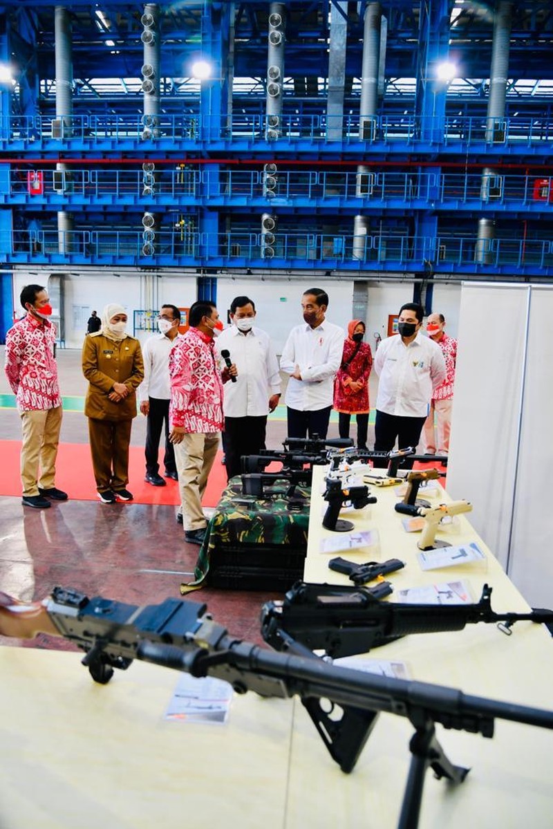 Presiden Jokowi melakukan peninjauan pameran produk Defend ID sebelum meluncurkan Holding dan Program Strategis Badan Usaha Milik Negara Industri Pertahanan (Defend ID), di Hanggar Fasilitas Kapal Selam PT PAL, Surabaya, 20 April 2022. ( Laily Rachev - Biro Pers Sekretariat Presiden)