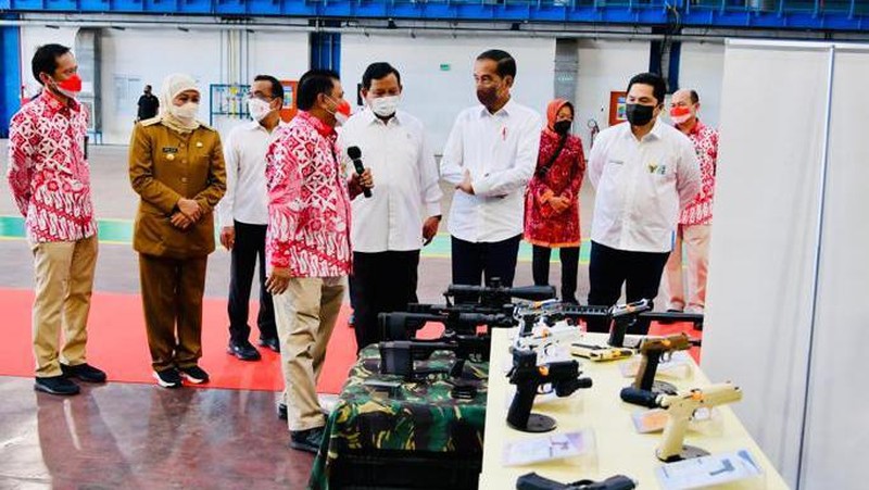 Presiden Jokowi melakukan peninjauan pameran produk Defend ID sebelum meluncurkan Holding dan Program Strategis Badan Usaha Milik Negara Industri Pertahanan (Defend ID), di Hanggar Fasilitas Kapal Selam PT PAL, Surabaya, 20 April 2022. ( Laily Rachev - Biro Pers Sekretariat Presiden)