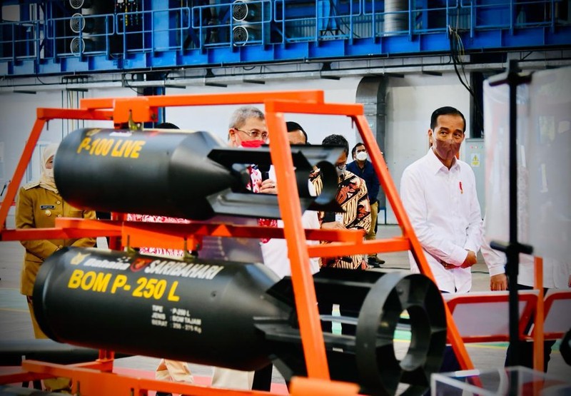 Presiden Jokowi melakukan peninjauan pameran produk Defend ID sebelum meluncurkan Holding dan Program Strategis Badan Usaha Milik Negara Industri Pertahanan (Defend ID), di Hanggar Fasilitas Kapal Selam PT PAL, Surabaya, 20 April 2022. ( Laily Rachev - Biro Pers Sekretariat Presiden)
