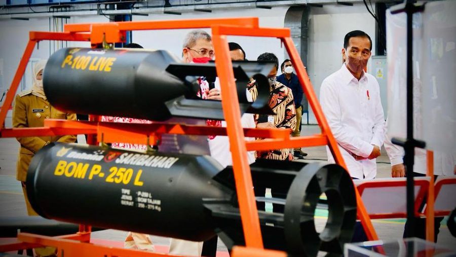 Presiden Jokowi melakukan peninjauan pameran produk Defend ID sebelum meluncurkan Holding dan Program Strategis Badan Usaha Milik Negara Industri Pertahanan (Defend ID), di Hanggar Fasilitas Kapal Selam PT PAL, Surabaya, 20 April 2022. ( Laily Rachev - Biro Pers Sekretariat Presiden)