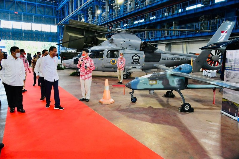 Presiden Jokowi melakukan peninjauan pameran produk Defend ID sebelum meluncurkan Holding dan Program Strategis Badan Usaha Milik Negara Industri Pertahanan (Defend ID), di Hanggar Fasilitas Kapal Selam PT PAL, Surabaya, 20 April 2022. ( Laily Rachev - Biro Pers Sekretariat Presiden)