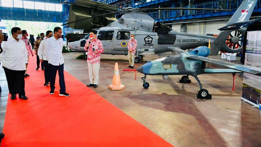 Presiden Jokowi melakukan peninjauan pameran produk Defend ID sebelum meluncurkan Holding dan Program Strategis Badan Usaha Milik Negara Industri Pertahanan (Defend ID), di Hanggar Fasilitas Kapal Selam PT PAL, Surabaya, 20 April 2022. ( Laily Rachev - Biro Pers Sekretariat Presiden)
