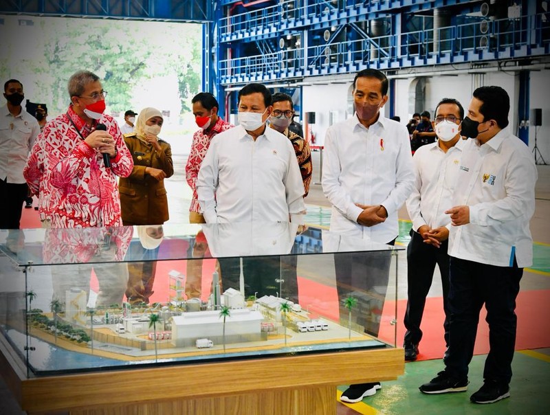 Presiden Jokowi melakukan peninjauan pameran produk Defend ID sebelum meluncurkan Holding dan Program Strategis Badan Usaha Milik Negara Industri Pertahanan (Defend ID), di Hanggar Fasilitas Kapal Selam PT PAL, Surabaya, 20 April 2022. ( Laily Rachev - Biro Pers Sekretariat Presiden) Presiden Jokowi melakukan peninjauan pameran produk Defend ID sebelum meluncurkan Holding dan Program Strategis Badan Usaha Milik Negara Industri Pertahanan (Defend ID), di Hanggar Fasilitas Kapal Selam PT PAL, Surabaya, 20 April 2022. ( Laily Rachev - Biro Pers Sekretariat Presiden)