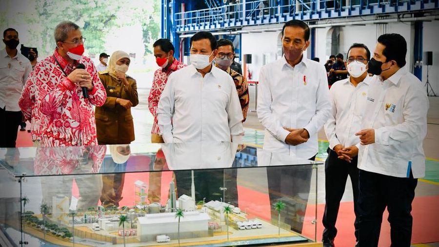 Presiden Jokowi melakukan peninjauan pameran produk Defend ID sebelum meluncurkan Holding dan Program Strategis Badan Usaha Milik Negara Industri Pertahanan (Defend ID), di Hanggar Fasilitas Kapal Selam PT PAL, Surabaya, 20 April 2022. ( Laily Rachev - Biro Pers Sekretariat Presiden)