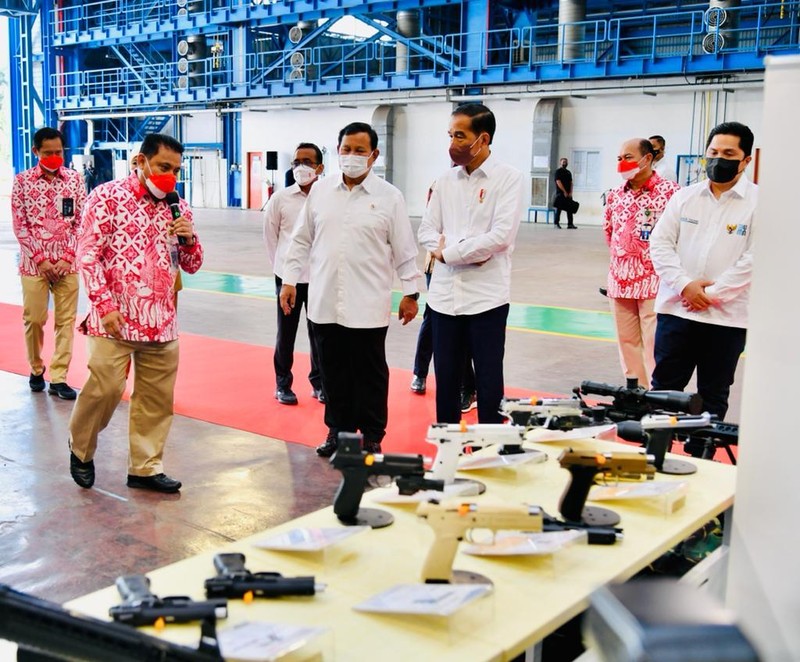 Presiden Jokowi melakukan peninjauan pameran produk Defend ID sebelum meluncurkan Holding dan Program Strategis Badan Usaha Milik Negara Industri Pertahanan (Defend ID), di Hanggar Fasilitas Kapal Selam PT PAL, Surabaya, 20 April 2022. ( Laily Rachev - Biro Pers Sekretariat Presiden) Presiden Jokowi melakukan peninjauan pameran produk Defend ID sebelum meluncurkan Holding dan Program Strategis Badan Usaha Milik Negara Industri Pertahanan (Defend ID), di Hanggar Fasilitas Kapal Selam PT PAL, Surabaya, 20 April 2022. ( Laily Rachev - Biro Pers Sekretariat Presiden)