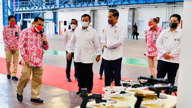 Presiden Jokowi melakukan peninjauan pameran produk Defend ID sebelum meluncurkan Holding dan Program Strategis Badan Usaha Milik Negara Industri Pertahanan (Defend ID), di Hanggar Fasilitas Kapal Selam PT PAL, Surabaya, 20 April 2022. ( Laily Rachev - Biro Pers Sekretariat Presiden)