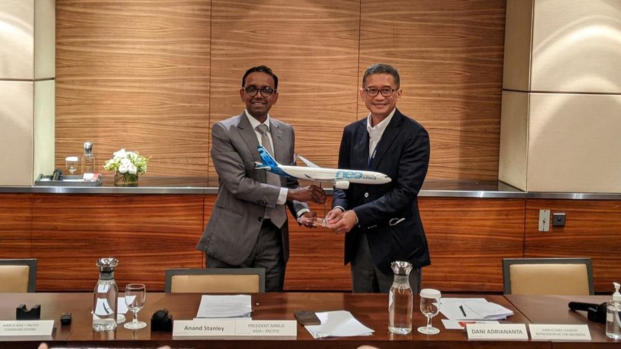 President and Head of Asia Pacific Airbus Anand Stanley berfoto bersama Chief Country Representative For Indonesia Dani Adrianata. (CNBC Indonesia/Emir)