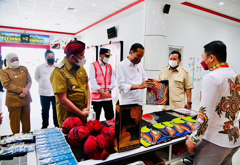 Saat Presiden dan Menhan Beli Blangkon Madura. ( Laily Rachev - Biro Pers Sekretariat Presiden)