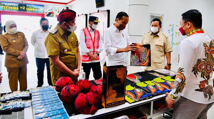 Saat Presiden dan Menhan Beli Blangkon Madura. ( Laily Rachev - Biro Pers Sekretariat Presiden)
