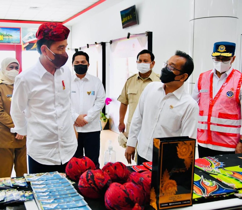 Saat Presiden dan Menhan Beli Blangkon Madura. ( Laily Rachev - Biro Pers Sekretariat Presiden)