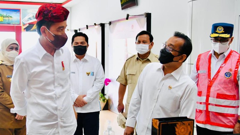 Saat Presiden dan Menhan Beli Blangkon Madura. ( Laily Rachev - Biro Pers Sekretariat Presiden)