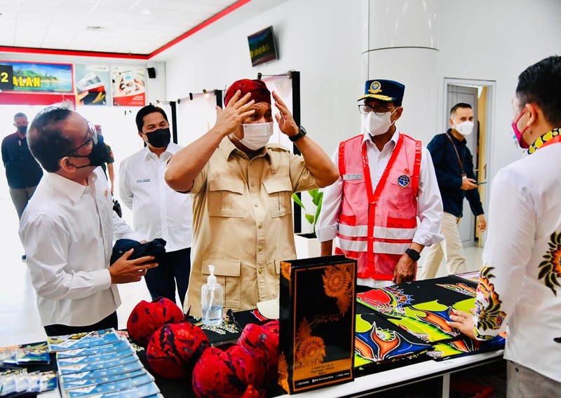 Saat Presiden dan Menhan Beli Blangkon Madura. ( Laily Rachev - Biro Pers Sekretariat Presiden)