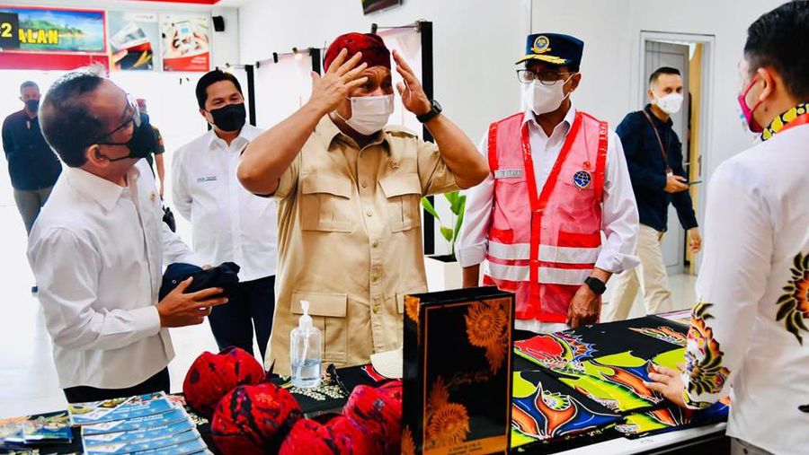 Saat Presiden dan Menhan Beli Blangkon Madura. ( Laily Rachev - Biro Pers Sekretariat Presiden)