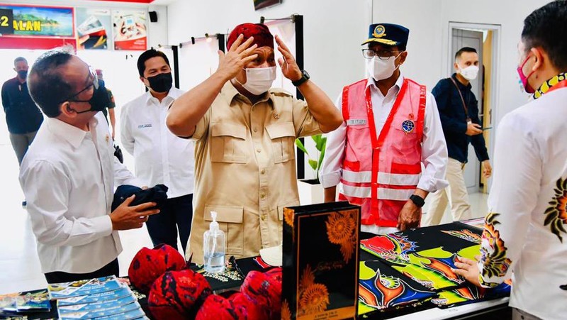 Saat Presiden dan Menhan Beli Blangkon Madura. ( Laily Rachev - Biro Pers Sekretariat Presiden)
