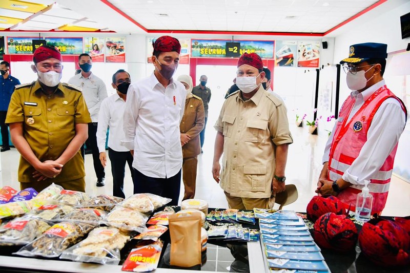 Saat Presiden dan Menhan Beli Blangkon Madura. ( Laily Rachev - Biro Pers Sekretariat Presiden)