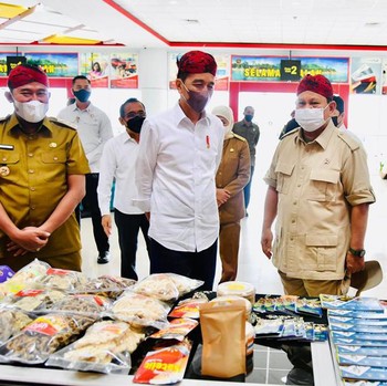 Momen Jokowi Prabowo Kompak Pakai Blangkon Khas Raja Madura