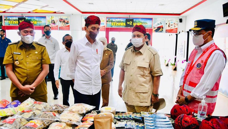 Saat Presiden dan Menhan Beli Blangkon Madura. ( Laily Rachev - Biro Pers Sekretariat Presiden)
