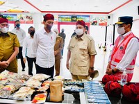 Momen Jokowi Prabowo Kompak Pakai Blangkon Khas Raja Madura