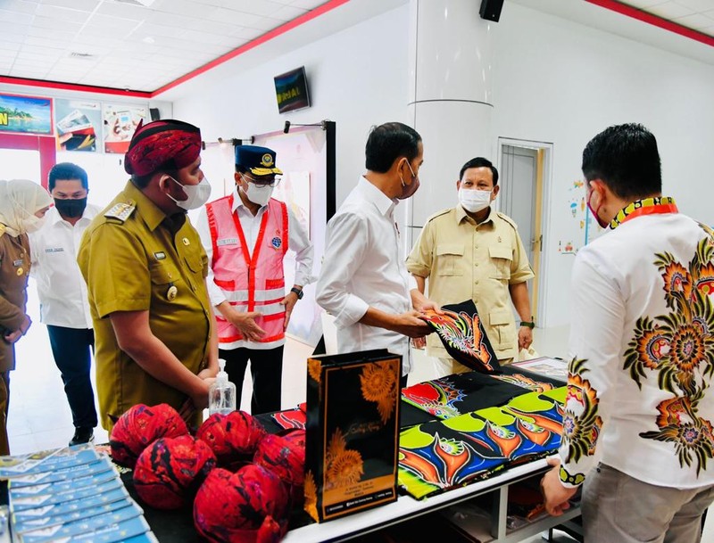 Saat Presiden dan Menhan Beli Blangkon Madura. ( Laily Rachev - Biro Pers Sekretariat Presiden) Saat Presiden dan Menhan Beli Blangkon Madura. ( Laily Rachev - Biro Pers Sekretariat Presiden)