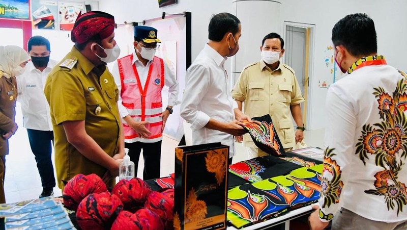Saat Presiden dan Menhan Beli Blangkon Madura. ( Laily Rachev - Biro Pers Sekretariat Presiden)