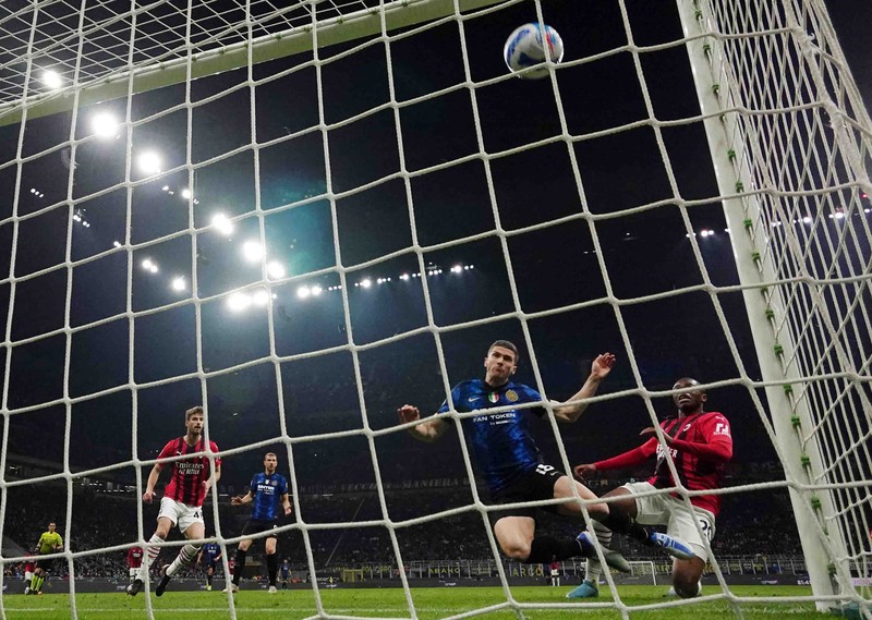 Inter Milan's players celebrate at the end of an Italian Cup semifinal, second leg, soccer match between Inter Milan and AC Milan, at the San Siro stadium, in Milan, Italy, Tuesday, April 19, 2022. (AP Photo/Luca Bruno)
