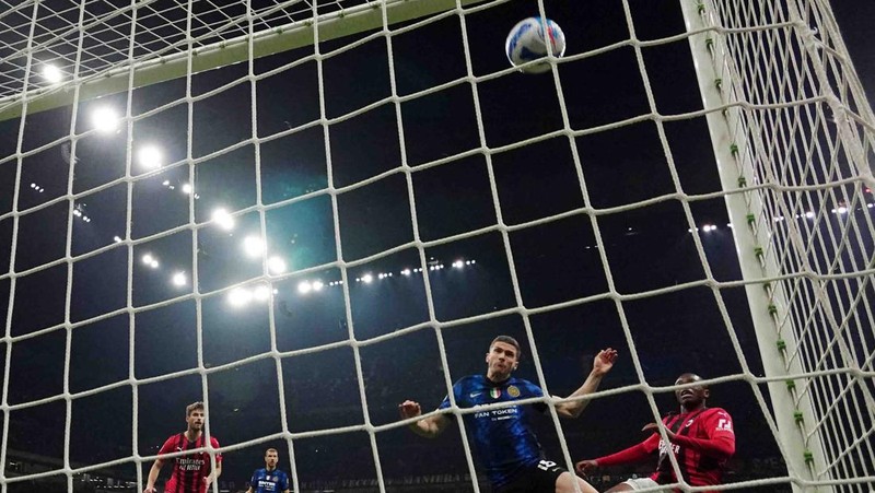 Inter Milan's players celebrate at the end of an Italian Cup semifinal, second leg, soccer match between Inter Milan and AC Milan, at the San Siro stadium, in Milan, Italy, Tuesday, April 19, 2022. (AP Photo/Luca Bruno)